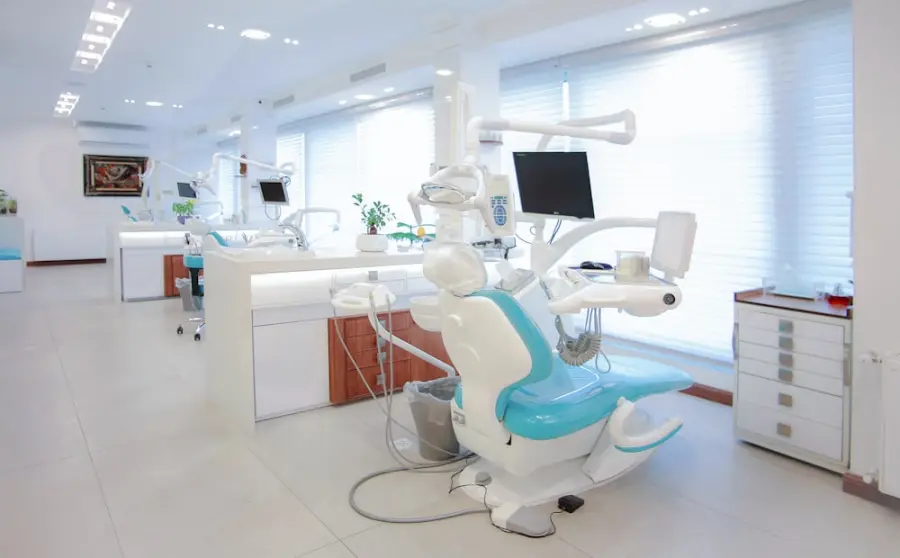 Gabinete de una clínica dental con su equipamiento