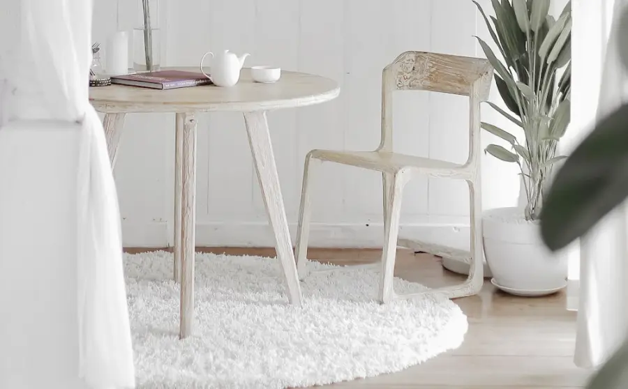 Una silla libre junto a una mesa en una sala luminosa