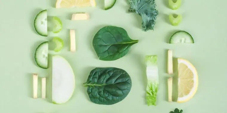 Verduras frescas ordenadas sobre fondo verde
