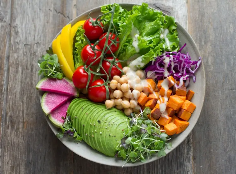 Bol de verduras, legumbres y aguacate