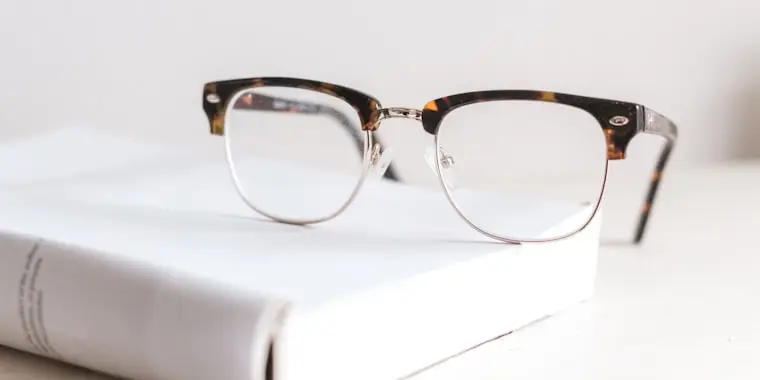 Gafas de vista sobre el mostrador